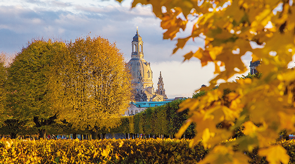 Blick auf die Frauenkirche im Herbst - © Torsten Lohse – stock.adobe.com