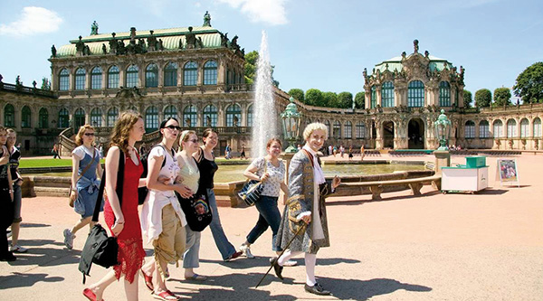 Tour of the Dresden Zwinger with city guides in historical costumes - Foto: www. barokkokko.de