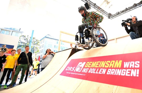 Bild zeigt Rollstuhl-Skater am Tag ohne Grenzen in Hamburg
