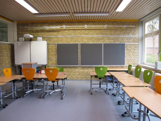 Klassenzimmer mit Tischen und Stühlen