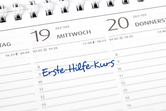 Kalenderblatt mit Eintragung Erste-Hilfe-Kurs