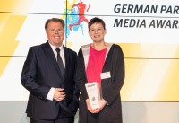 Preisträgerin Kategorie Online / Social Media Sylvia Peuker, Volker Enkerts, Laudator und Vorstandsvorsitzender der DGUV