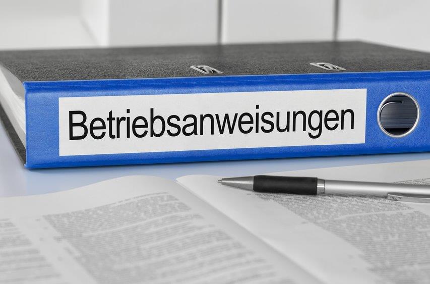 Aktenordner mit der Beschriftung Betriebsanweisungen