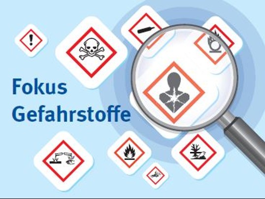 Eine Person die einen Messaufbau in einem Raum mit Akustik Holzwänden einstellt. Zum Messaufbau gehören ein Lautsprecher, Mikrofon und ein Bohrer. 