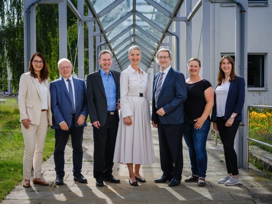 Foto: Gruppenbild mit vier Frauen und drei Männern.Von links nach rechts: Dr. rer. biol. hum. Christiane Behr-Meenen (Freie Hansestadt Bremen), Prof. Dr. jur. Stephan Brandenburg (Institut für Gesundheitsforschung und Bildung der Universität Osnabrück, stellvertretender Vorsitzender), Dr. rer. nat. Georg Johnen (Institut für Prävention und Arbeitsmedizin der DGUV, Institut der Ruhr-Universität Bochum), Prof. Dr.-Ing. Dipl.-Psych. Frauke Jahn (Stabstelle Forschungskoordination und -kooperation der DGUV), der Vorsitzende Prof. Dr. rer. nat. Walter Eichendorf (Hochschule Bonn-Rhein-Sieg), Manuela Jansen (Stabstelle Forschungskoordination und -kooperation der DGUV) und Dipl.-Chem. Katrin Pitzke (Institut für Arbeitsschutz der DGUV)