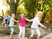 Bild von kleinen Kindern auf einem Weg.