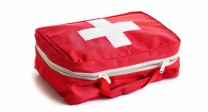 Bild einer roten Erste-Hilfe-Tasche mit einem weißen Kreuz.