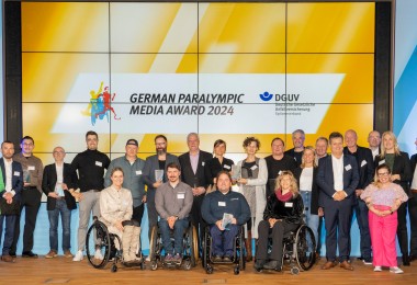 Abschlussfoto der GPMA-Preisverleihung mit allen Nominierten, Preisträgerinnen und Preisträgern, Laudatorinnen und Laudatoren und Moderatorin Ninia LaGrande.
© DGUV / Wolfgang Bellwinkel