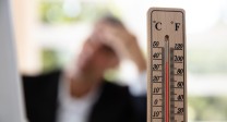 Foto: ein Thermometer im Büro zeigt fast 40 Grad Celsius.