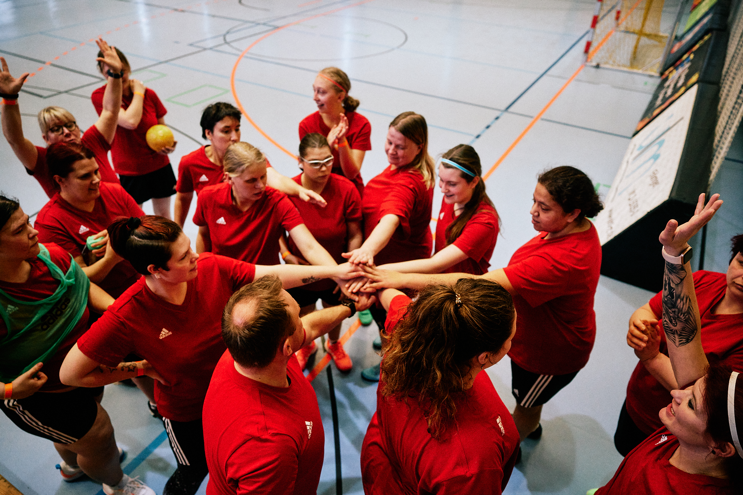  Das Bild zeigt das TeamSOD Handball bei einer Sportveranstaltung. 