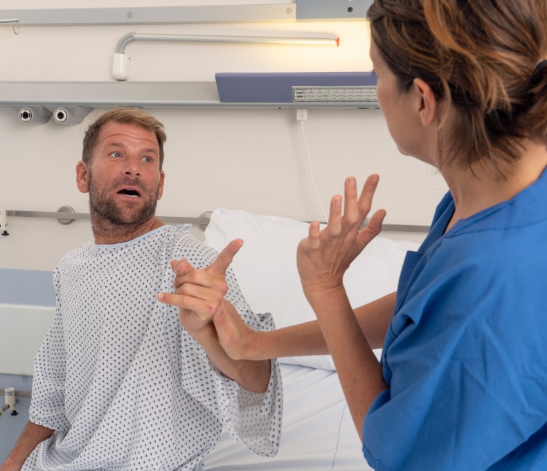 Ein Patient greift im Krankenhaus eine Pflegerin an.