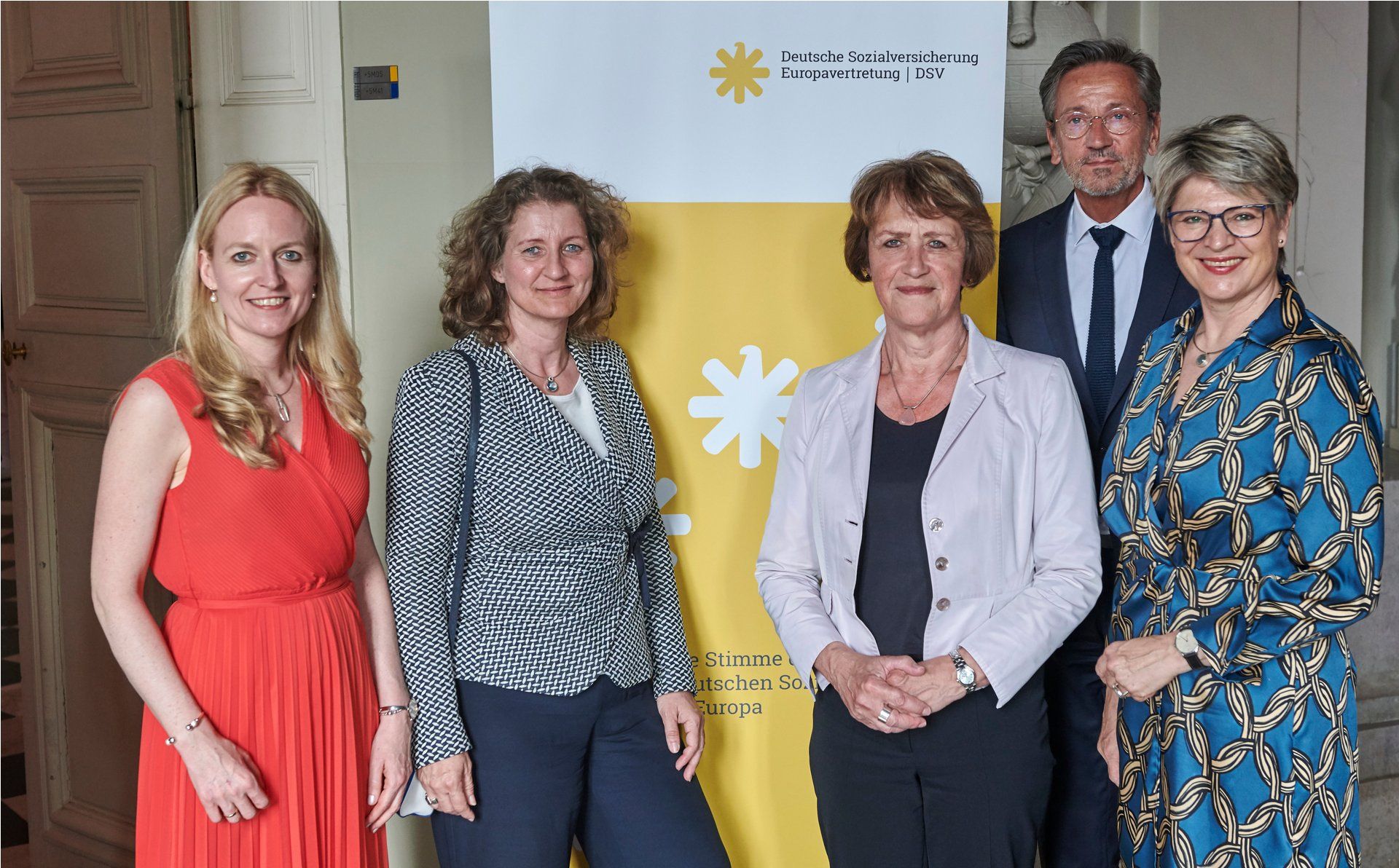 Ein Foto von DSV-Direktorin Ilka Wölfle (links), stellv. Direktor Ulrich Mohr sowie die Vertreterinnen der Spitzenverbände Dr. Edlyn Höller (DGUV), Dr. Doris Pfeiffer (GKV), Gundula Roßbach (DRV) – von links nach rechts