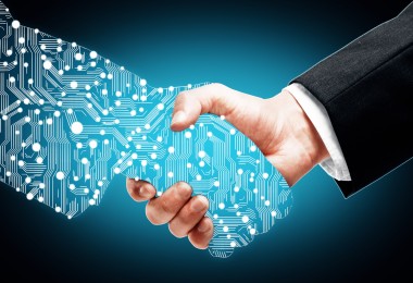 Handdruck einer digitalen Hand und einer menschlichen Hand. Handdruck einer digitalen Hand und einer menschlichen Hand.