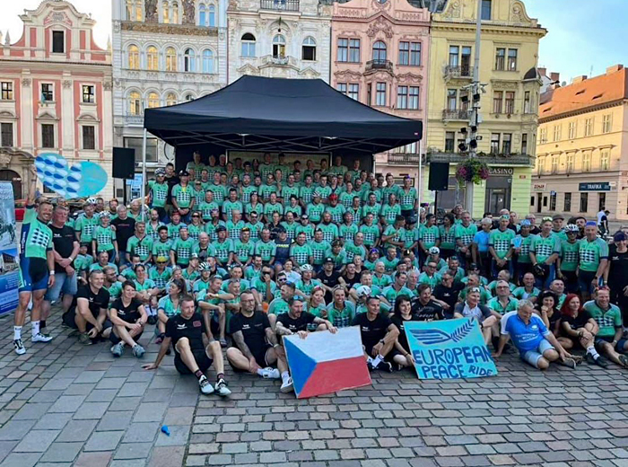 Das Bild zeigt eine große Gruppe Paracycler im gleichen türkisen T-Shirt.