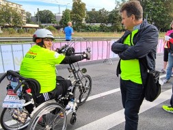 Teilnehmer von Rhein Inklusiv im Rollstuhl auf der Strecke