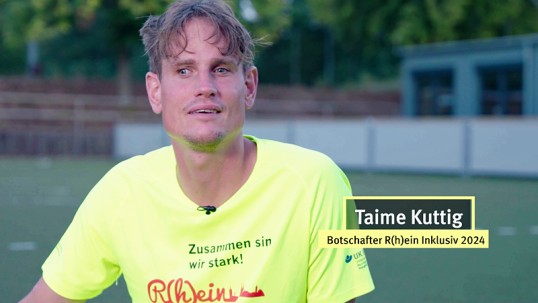 Taime Kutti in einem Standbild des im Textes erwähnten Videos auf einem Sportplatz. Junger Mann, kurze Haare, schlankes, kantiges Gesicht.